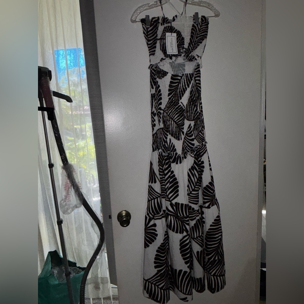 Elegant Black and White Leaf Maxi Print Dress